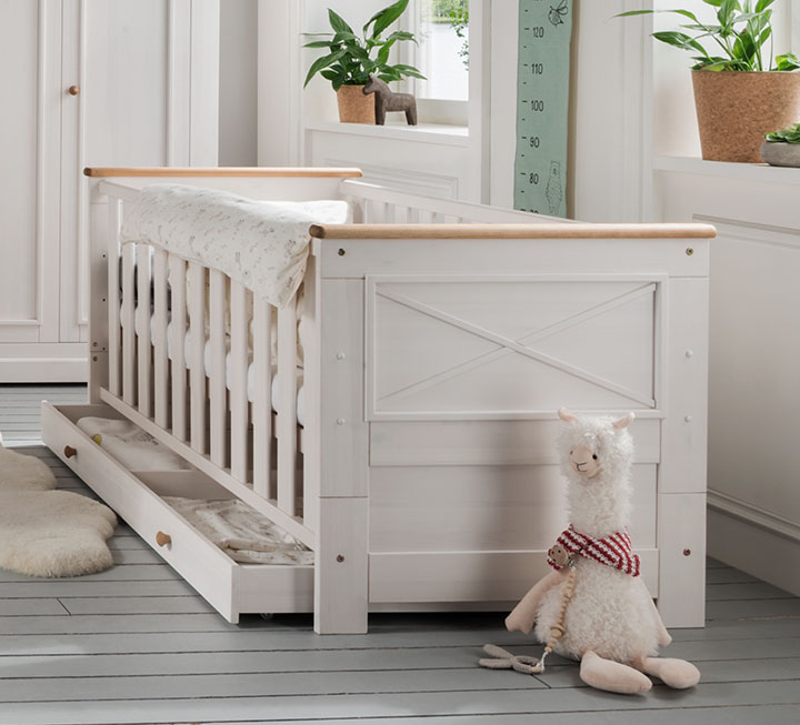 Babybett im Landhausstil, Oberfläche weiß-gewachst Babybett im Landhausstil, Oberfläche weiß-gewachst