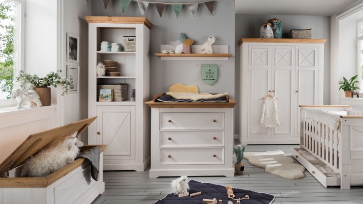 Geräumiges Standregal mit viel Stauraum - ideal im Babyzimmer!