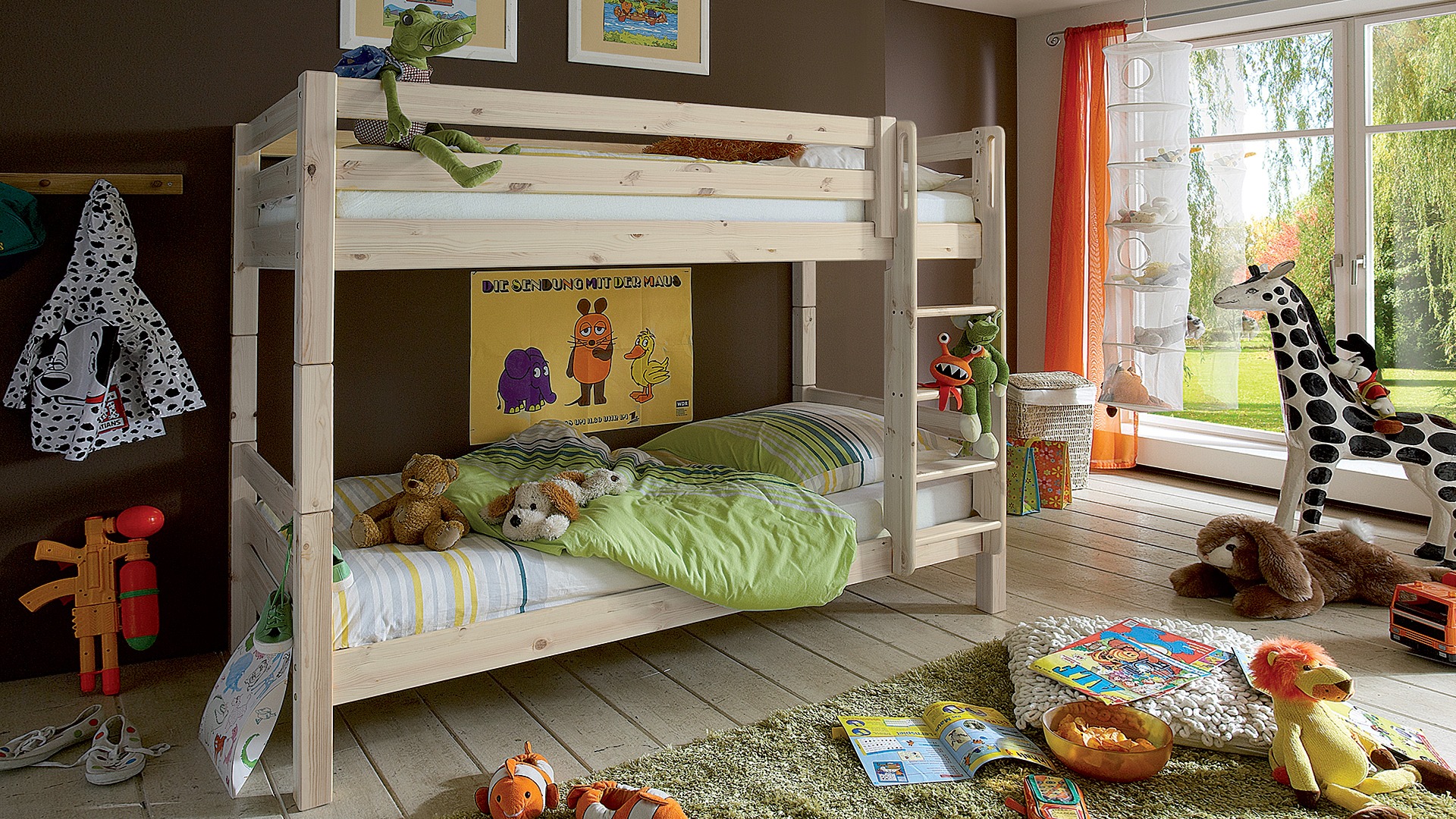 Mittel-Hochbett zum Etagenbett umgebaut aus Kiefernholz weiß-lasiert
