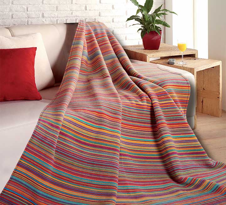 Kuscheldecke in Streifen-Optik mit intensiven Farben Kuscheldecke in Streifen-Optik mit intensiven Farben
