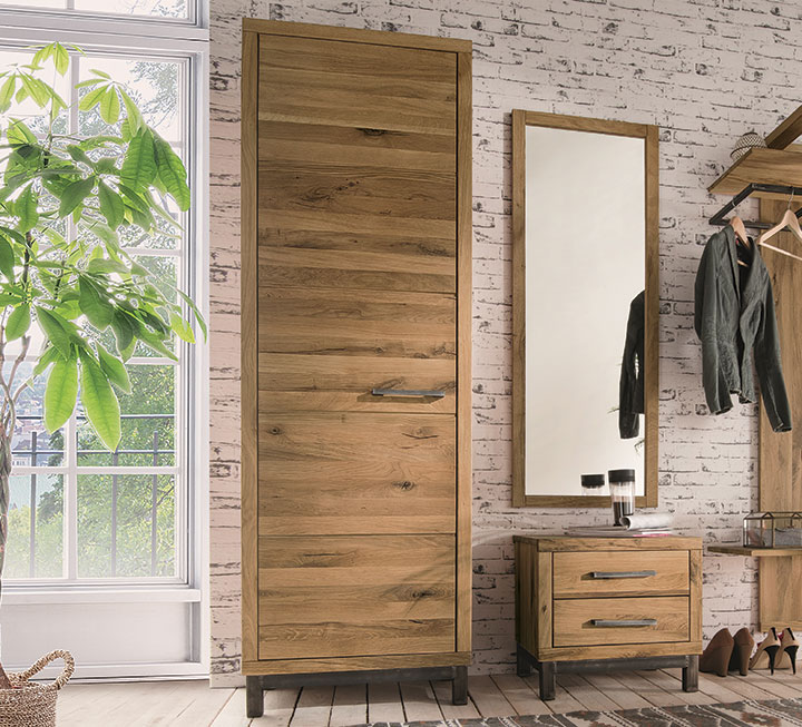 Dielenschrank im Industriestil Dielenschrank im Industriestil