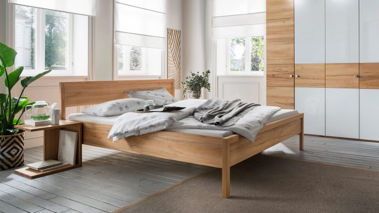 Massivholzbett Silia versprüht eleganten Charme