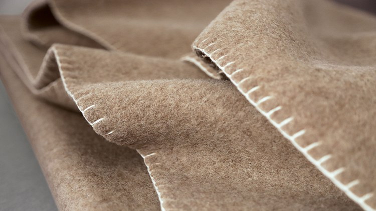 Beigefarbene Merino-Schurwoll-Decke von Schafen aus deutscher Tierhaltung