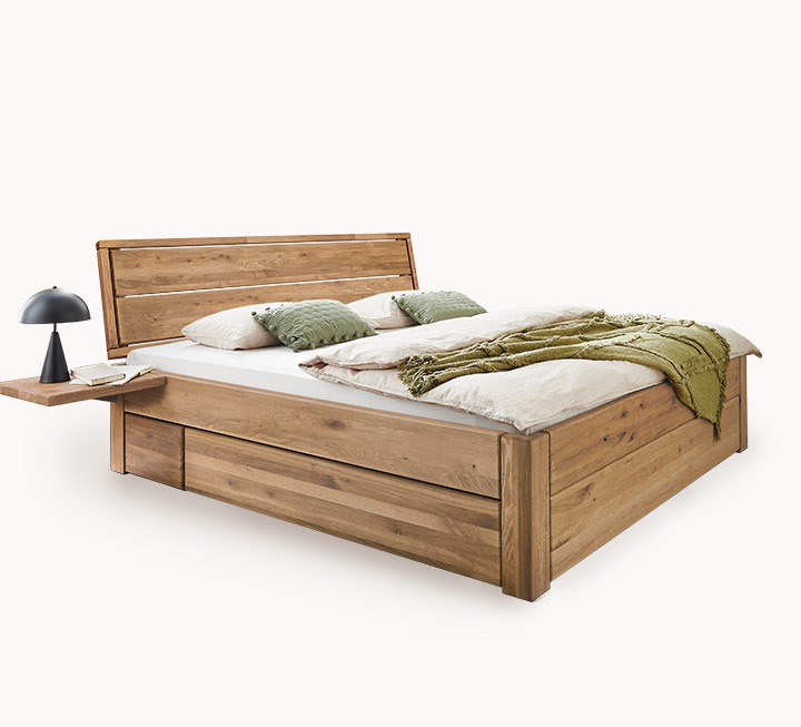 Schubkastenbett aus geöltem Massivholz mit warmer Ausstrahlung Schubkastenbett aus geöltem Massivholz mit warmer Ausstrahlung