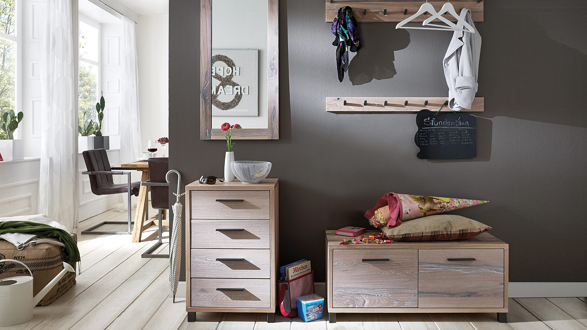 Geölte Variante 04 mit Garderoben, Hakenleiste, Schuhschrank und Kommode