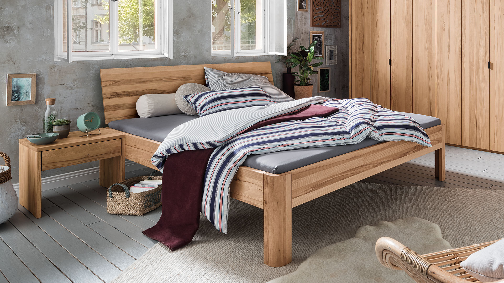 Massivholzbett Svariata - Elegantes Doppelbett aus Massivholz