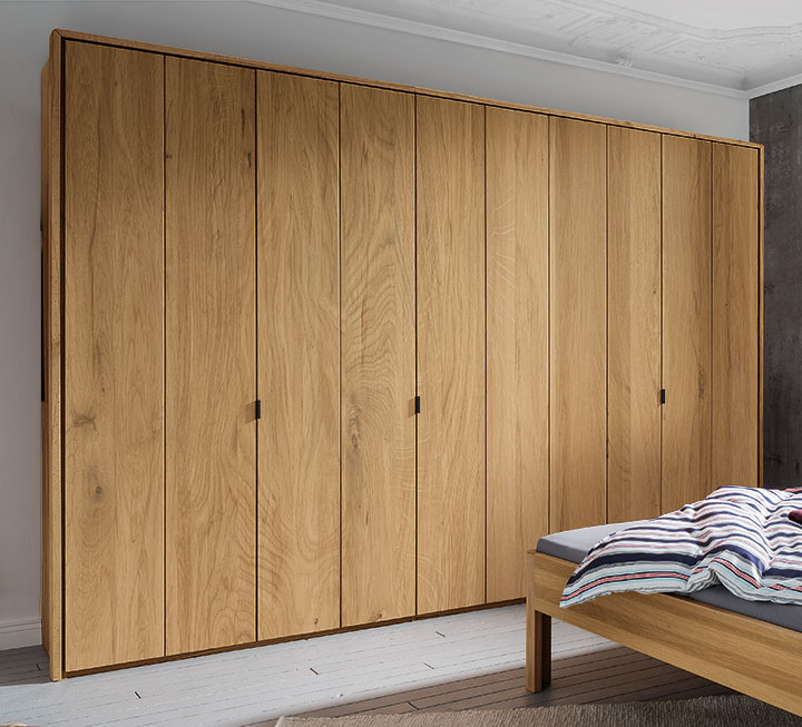 Drehtürenkleiderschrank aus massivem Kernbuchenholz Drehtürenkleiderschrank aus massivem Kernbuchenholz
