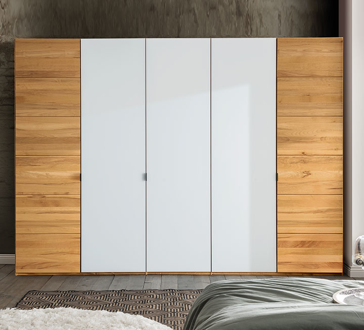 Drehtüren-Kleiderschrank als Endlossystem Drehtüren-Kleiderschrank als Endlossystem