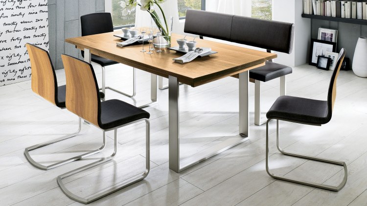 Elegantes Edelstahlgestell mit hochwertigem Vollholz