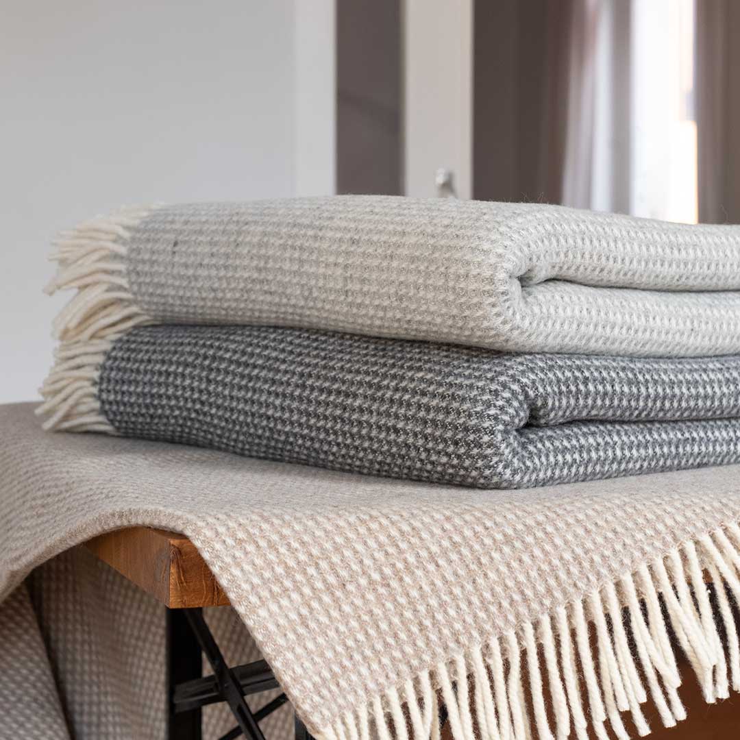 Schafschurwoll-Naturhaardecke "Inario" | 150x210 cm | beige/weiß | Bio-Material | Handgefertigt | schadstoffgeprüft | Wolldecken