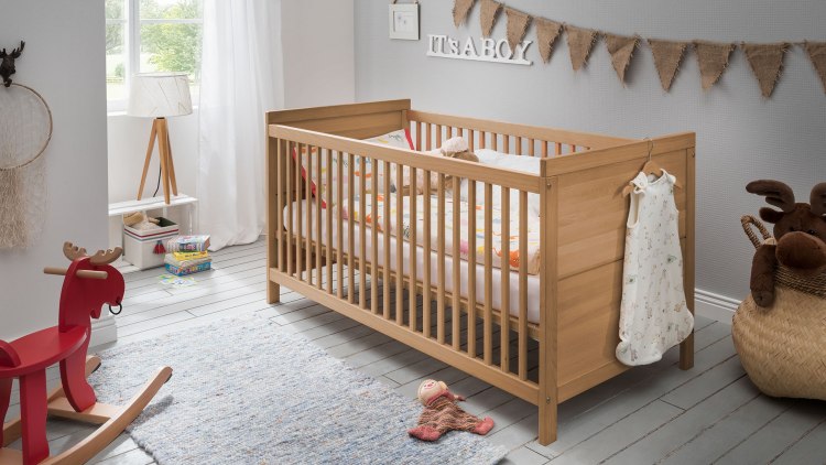 schnörkelloses Babybett mit geradlinigem Kopf- und Fußteil